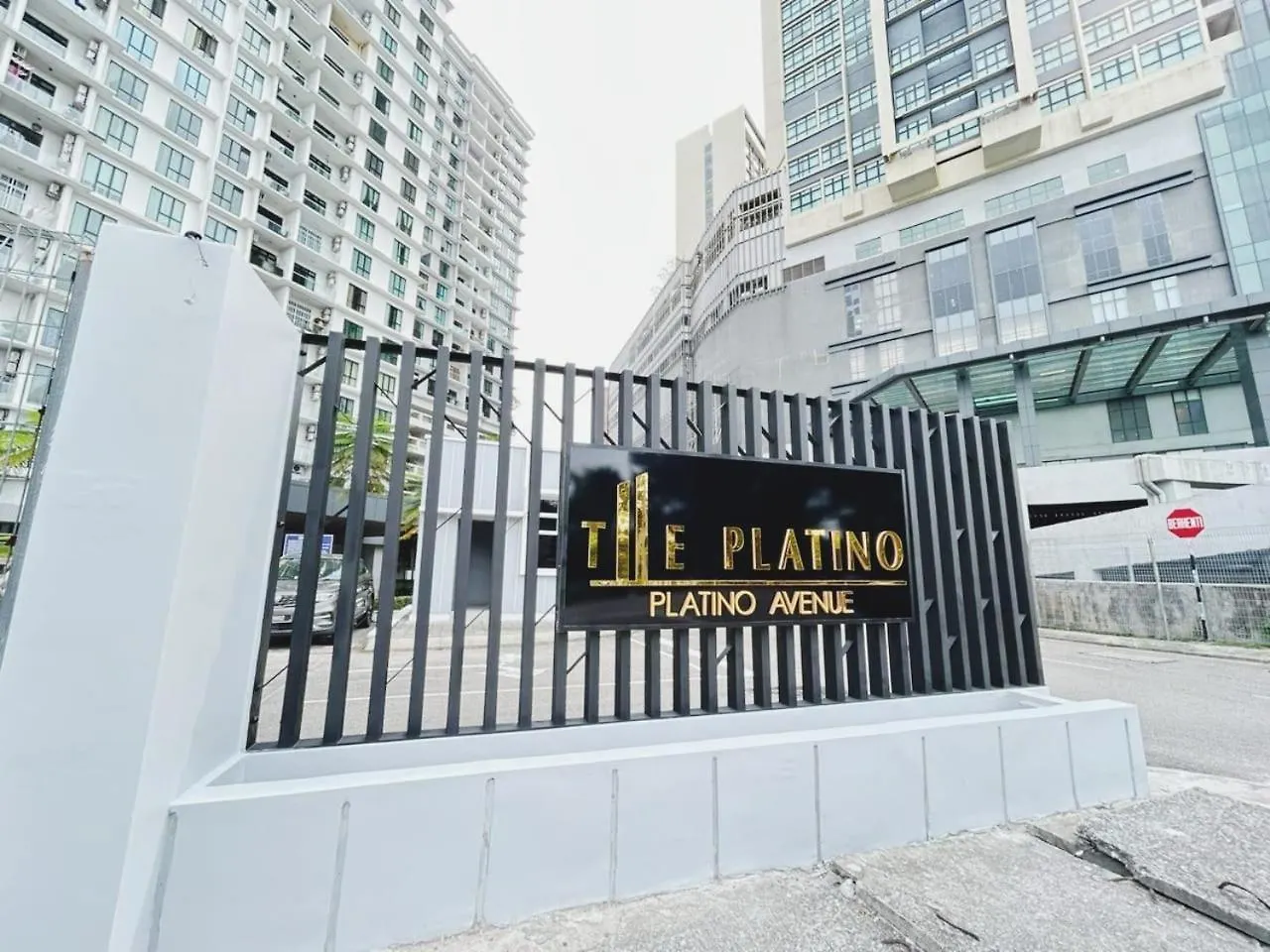Up To 6 Pax, Next To Paradigm Mall Jb With Big Patio & Pool Access Johor Bahru